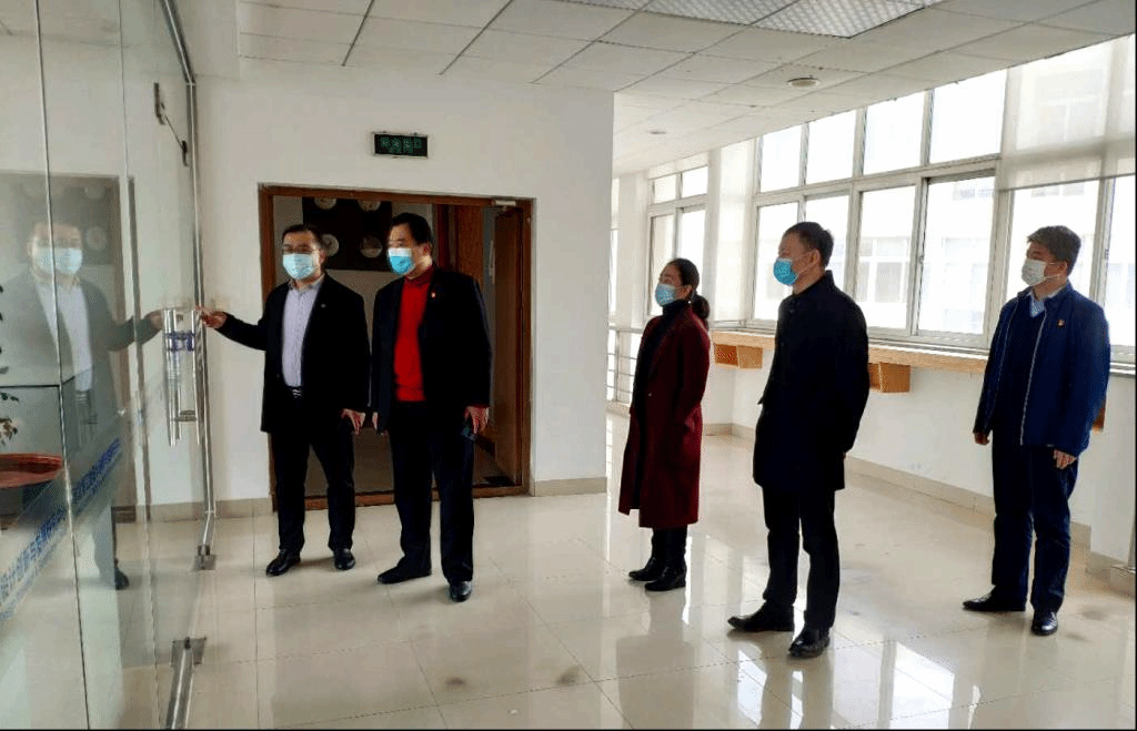 检查组排查教学楼内的安全隐患