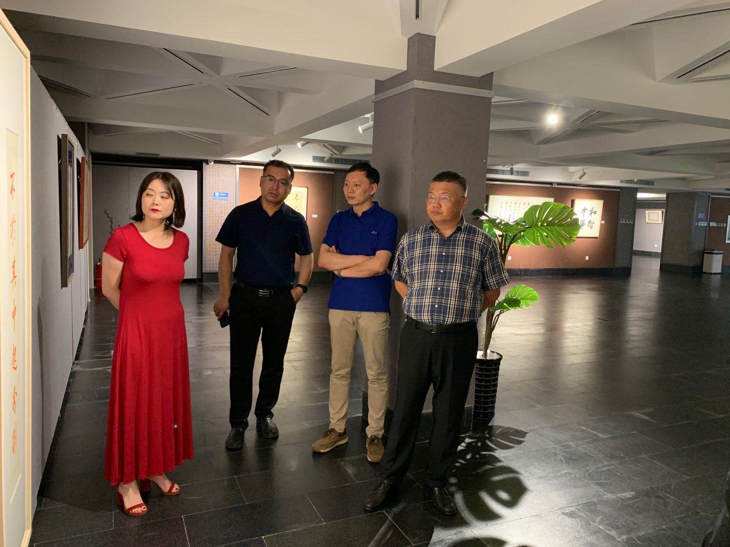 启功艺术馆馆长贾璇陪同孙利院长一行参观启功艺术馆