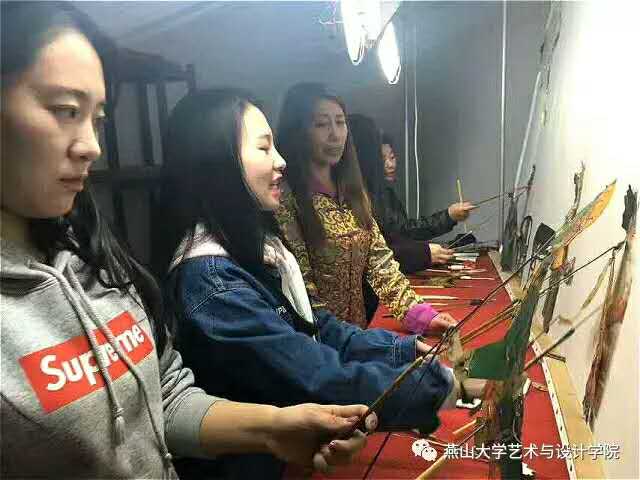 学生体验皮影表演