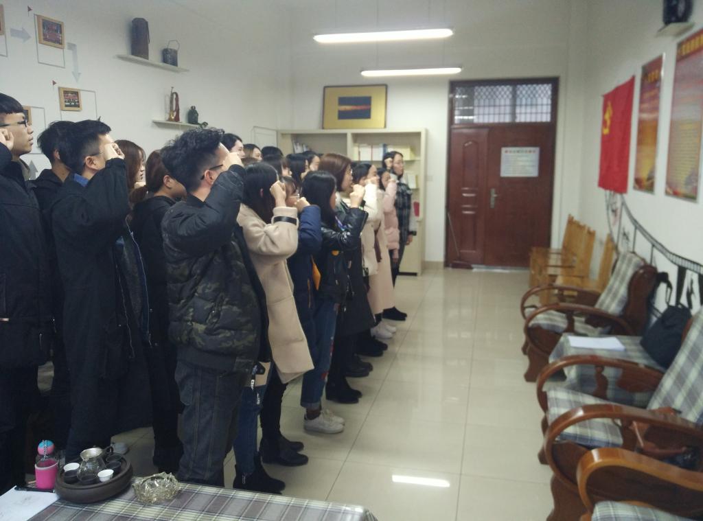 同学们重温入党誓词