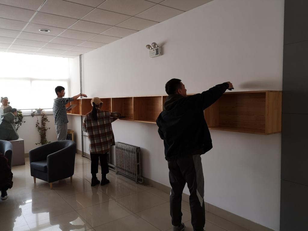 同学们清洁美术馆展柜