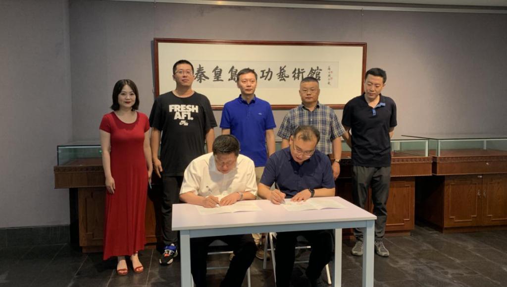 孙利院长与河北五兴能源集团董事长、启功艺术馆创始人张福利签署校外实践基地协议