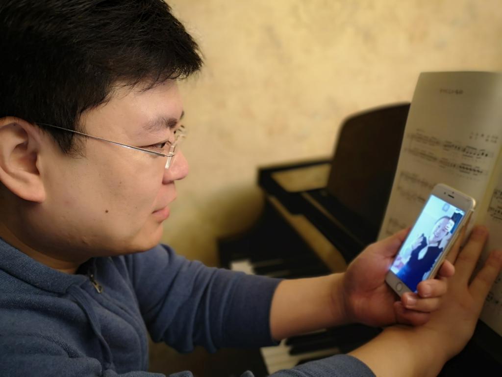 李研老师在远程辅导学生